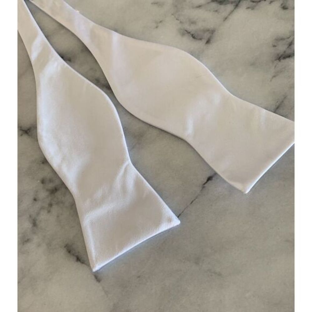 Stafford NWT $30 Solid White Shiny Adjustable Self Tie Bow Tie